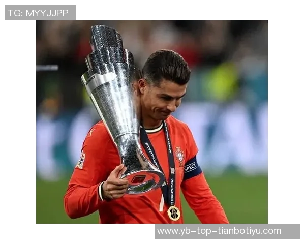 C罗分享最佳中东球员奖杯照感谢所有支持者的陪伴与鼓励