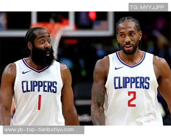 快船训练营首日盛况：灯泡组合同框小卡与比尔携手出击